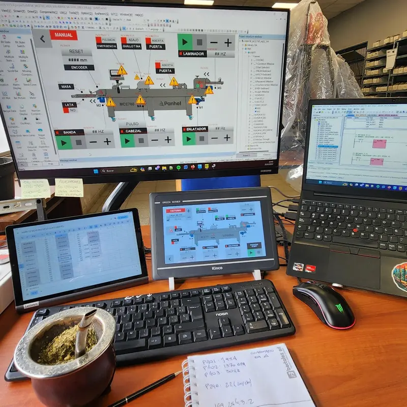 Puesto de ingeniería programando el HMI de la multicortadora Panhel