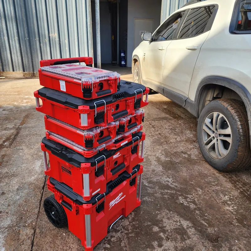 Cajas de herramientas listas para salir a planta