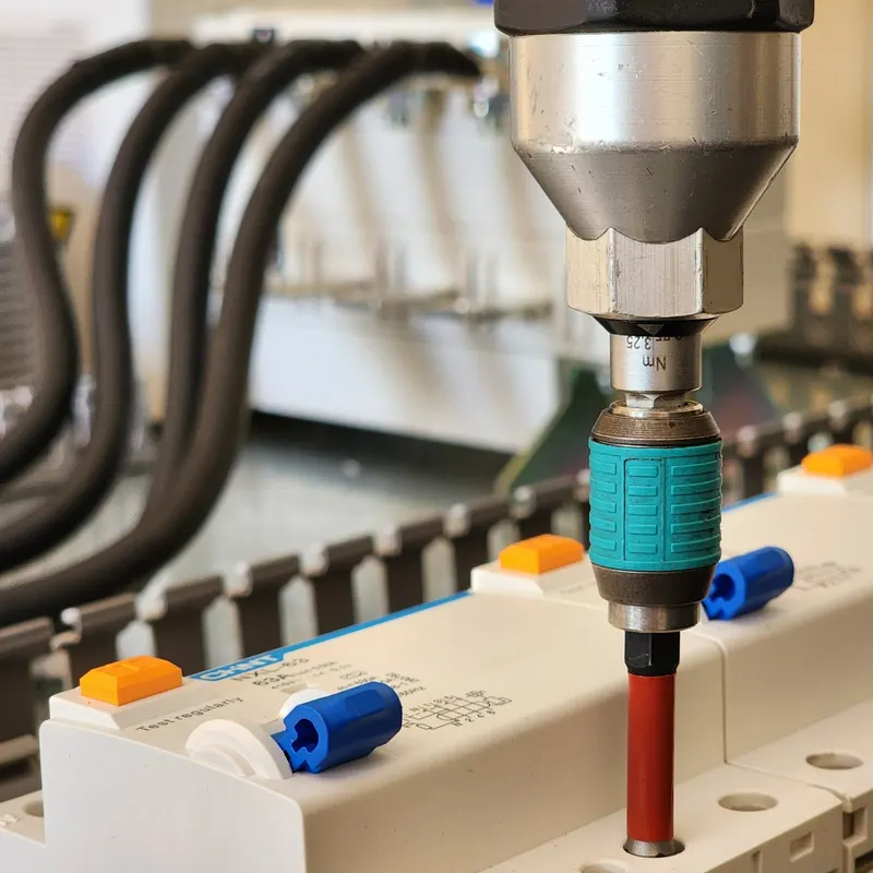 Ajuste de interruptor con atornillador de torque controlado