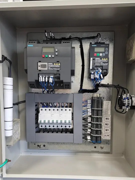Tablero eléctrico con variadores y protecciones